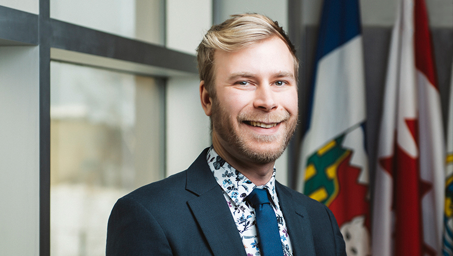 Tom McLennan, conseiller de la ville de Yellowknife, fait partie des 124 élus municipaux qui ont signé une lettre ouverte aux chef.fes des six partis politiques fédéraux afin de demander des actions concrètes face aux risques croissants du réchauffement climatique, qui touchent directement les municipalités canadiennes.  &mdash; Photo : Angela Gzowski
