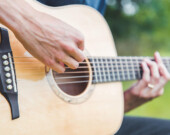 Jean Defontaine joue un morceau sur la guitare qu’il a intégralement fabriquée. &mdash; Photo : Jean Defontaine 