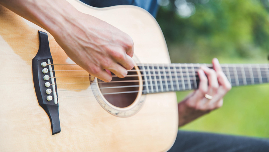 Jean Defontaine joue un morceau sur la guitare qu’il a intégralement fabriquée. &mdash; Photo : Jean Defontaine 