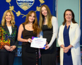 Lilou Lefebvre et Olive Passmore avec Wendy Cocchia (à gauche), lieutenante-gouverneure de la Colombie-Britannique, et Teresa Marques (à droite), présidente et directrice générale de la la Fondation Rideau Hall. Les deux jeunes filles ont été nommées lauréates régionales du prix Ingénieux+. Le prix leur a été remis à la résidence de la lieutenante-gouverneure à Victoria. &mdash; Photo : Justin Tang 