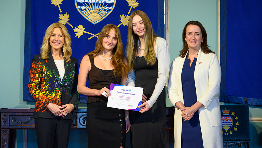 Lilou Lefebvre et Olive Passmore avec Wendy Cocchia (à gauche), lieutenante-gouverneure de la Colombie-Britannique, et Teresa Marques (à droite), présidente et directrice générale de la la Fondation Rideau Hall. Les deux jeunes filles ont été nommées lauréates régionales du prix Ingénieux+. Le prix leur a été remis à la résidence de la lieutenante-gouverneure à Victoria. &mdash; Photo : Justin Tang 