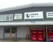 Au Centre de dépôt de contenants de boissons se trouve aussi désormais une boutique d’objets de seconde main : Raven ReUseful. Les objets sont vendus à bas prix afin d’être remis sur le marché au lieu d’être jetés.   &mdash; Photo : Maryne Dumaine