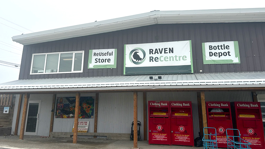 Au Centre de dépôt de contenants de boissons se trouve aussi désormais une boutique d’objets de seconde main : Raven ReUseful. Les objets sont vendus à bas prix afin d’être remis sur le marché au lieu d’être jetés.   &mdash; Photo : Maryne Dumaine