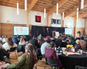 Cette année, la conférence sur le tourisme, Compass, s’est déroulée au Centre d’apprentissage des Premières Nations à Carcross. &mdash; Photo : Camille Gachot