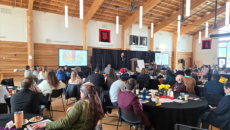Cette année, la conférence sur le tourisme, Compass, s’est déroulée au Centre d’apprentissage des Premières Nations à Carcross. &mdash; Photo : Camille Gachot