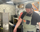 Guillaume Sitter a aménagé son propre camion pour qu’il devienne un camion de nourriture. C’était son premier projet de construction. &mdash; Photo : Maryne Dumaine