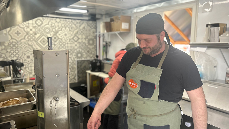 Guillaume Sitter a aménagé son propre camion pour qu’il devienne un camion de nourriture. C’était son premier projet de construction. &mdash; Photo : Maryne Dumaine