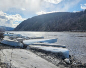 Vestige des morceaux de glace aux abords des rives de Dawson après la débâcle.
 &mdash; Photo : Yannick Pavard 
