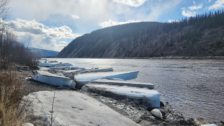 Vestige des morceaux de glace aux abords des rives de Dawson après la débâcle.
 &mdash; Photo : Yannick Pavard 