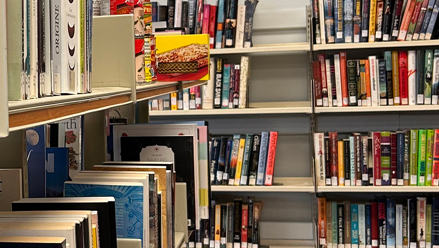 Il est possible d’emprunter jusqu’à 28 documents (livres, revues, magazines, livres audio) pour une période de 28 jours, renouvelable deux fois.  &mdash; Photo : Maryne Dumaine