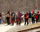 Près de 200 personnes ont bravé les vents forts, le 5 mai dernier, lors de la marche commémorative. &mdash; Photo : Noah Dumaine