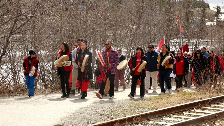 Près de 200 personnes ont bravé les vents forts, le 5 mai dernier, lors de la marche commémorative. &mdash; Photo : Noah Dumaine