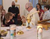 Réjean Couture, prêtre catholique, a administré les sacrements de la première réconciliation et de la première communion à plusieurs jeunes de la communauté francophone du Yukon le 25 mai dernier. &mdash; Photo : Rébecca Fico