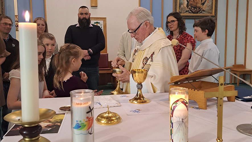 Réjean Couture, prêtre catholique, a administré les sacrements de la première réconciliation et de la première communion à plusieurs jeunes de la communauté francophone du Yukon le 25 mai dernier. &mdash; Photo : Rébecca Fico