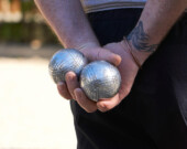 Le but de la pétanque est de lancer des boules en métal assez lourdes, le plus près possible d’une petite balle en bois appelée le cochonnet.  &mdash; Photo : Pixabay