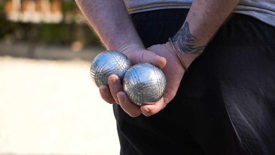 Le but de la pétanque est de lancer des boules en métal assez lourdes, le plus près possible d’une petite balle en bois appelée le cochonnet.  &mdash; Photo : Pixabay