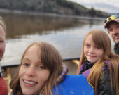 Mary-Pier Bruneau, accompagnée de ses deux filles ainsi que Jean-Pierre Tremblay, son nouveau compagnon, traversant le fleuve dans une barque. &mdash; Photo : Mary-Pier Bruneau