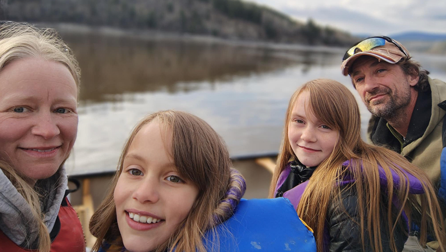 Mary-Pier Bruneau, accompagnée de ses deux filles ainsi que Jean-Pierre Tremblay, son nouveau compagnon, traversant le fleuve dans une barque. &mdash; Photo : Mary-Pier Bruneau