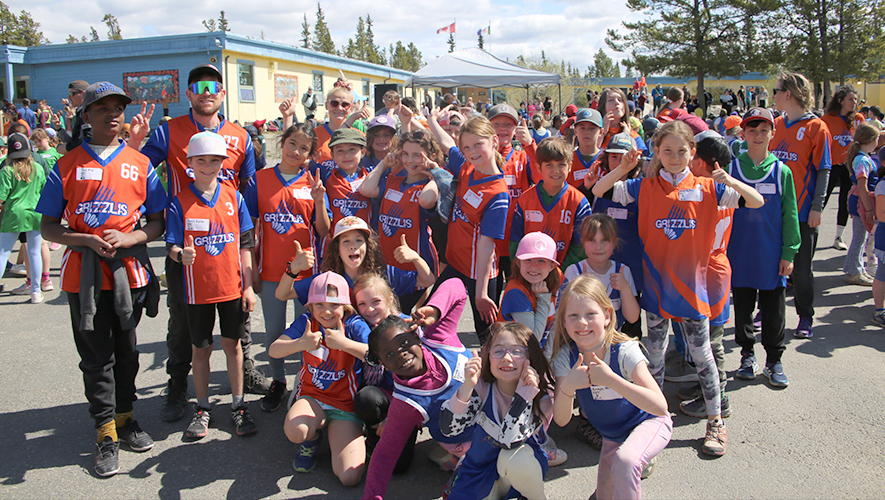 Plus de 950 élèves du Yukon se sont élancés sur les chemins des abords de l’École de Golden Horn, située à environ 25 km de Whitehorse. &mdash; Photo : Maryne Dumaine