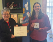 Une fois son diplôme en biochimie obtenu, Isabelle Paquette espère poursuivre des études à l’Université de la Colombie-Britannique Okanagan pour devenir pharmacienne.  &mdash; Photo : Bureau du commissaire du Yukon 