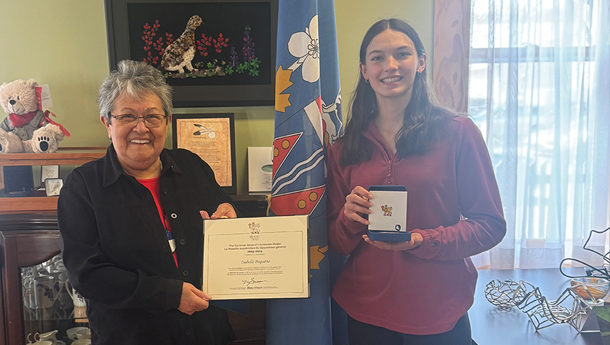 Une fois son diplôme en biochimie obtenu, Isabelle Paquette espère poursuivre des études à l’Université de la Colombie-Britannique Okanagan pour devenir pharmacienne.  &mdash; Photo : Bureau du commissaire du Yukon 