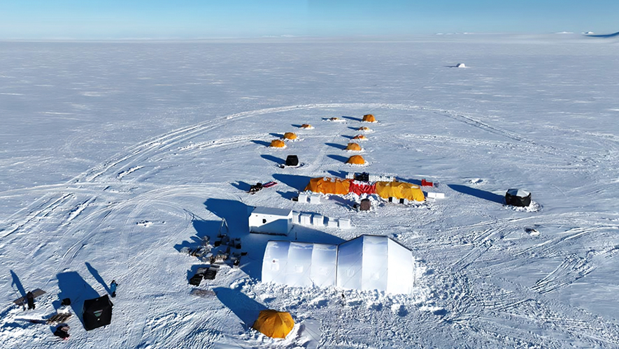 La calotte glaciaire Müller se trouve à une cinquantaine de kilomètres à vol d’oiseau de l’océan Arctique, à une altitude d’environ 1 800 mètres.  &mdash; Photo : Fournie