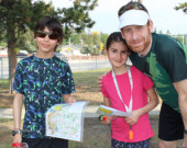 Pour Benoit Turcotte, la course d’orientation est une activité de famille. Le 18 juin dernier, son fils Ian s’élançait seul sur le parcours avancé. Le père de famille accompagnait sa fille Nélia sur le parcours intermédiaire, avant de lui-même s’élancer sur le parcours expert. &mdash; Photo : Kelly Tabuteau