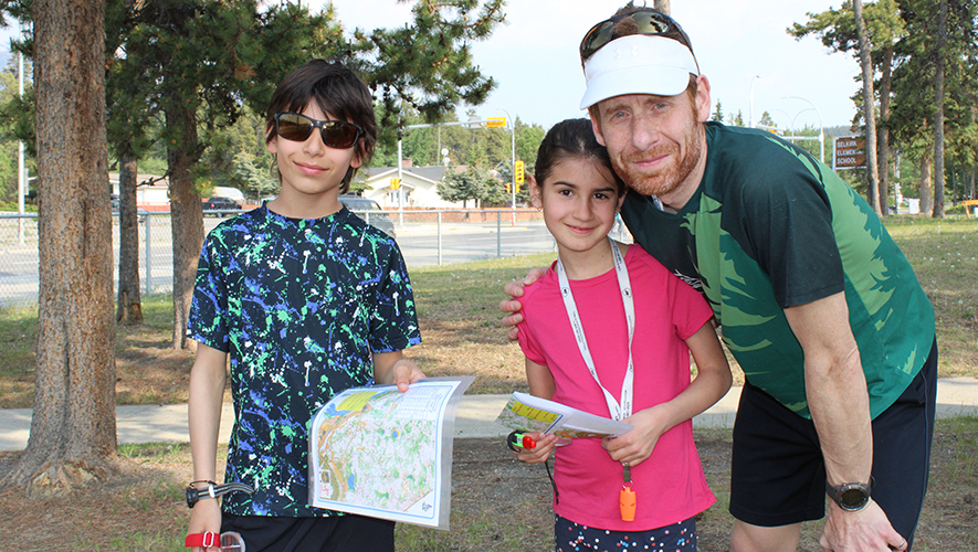 Pour Benoit Turcotte, la course d’orientation est une activité de famille. Le 18 juin dernier, son fils Ian s’élançait seul sur le parcours avancé. Le père de famille accompagnait sa fille Nélia sur le parcours intermédiaire, avant de lui-même s’élancer sur le parcours expert. &mdash; Photo : Kelly Tabuteau
