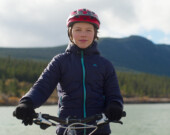 Les activités présentées dans l’épisode d’Émilien incluent d’ailleurs de la guitare, de l’escrime et du vélo de montagne. &mdash; Photo : Robert Mentov, KAPSUR/TFO 