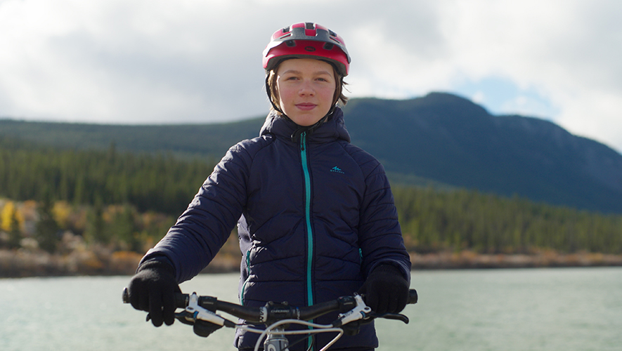 Les activités présentées dans l’épisode d’Émilien incluent d’ailleurs de la guitare, de l’escrime et du vélo de montagne. &mdash; Photo : Robert Mentov, KAPSUR/TFO 