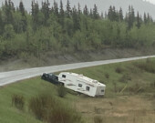 Un accident au bord de la route de l’Alaska (au sud de Whitehorse) en juin 2024.  &mdash; Photo : Gaëlle Wells 