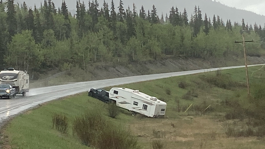 Un accident au bord de la route de l’Alaska (au sud de Whitehorse) en juin 2024.  &mdash; Photo : Gaëlle Wells 