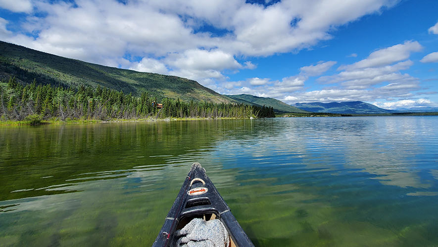 Canot camping au lac Pine, aux abords de Haines Junction. &mdash; Photo : Fournie