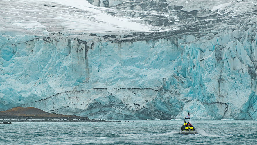Les glaciers de l’Antarctique permettent aux chercheurs et chercheuses de voir à quoi le paysage de l’Arctique ressemblait, il y a 5  000 ans. &mdash; Photo : Cpl Connor Bennett