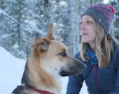 Clémentine Chavanon a travaillé avec le refuge d’animaux de Whitehorse. « J’appliquais les méthodes que j’apprenais. J’aidais ensuite les nouveaux adoptants et adoptantes, je leur offrais des séances gratuites pour me former. [...] Lorsque j’ai eu fini ma formation, j’ai monté mon entreprise. » &mdash; Photo : Fournie