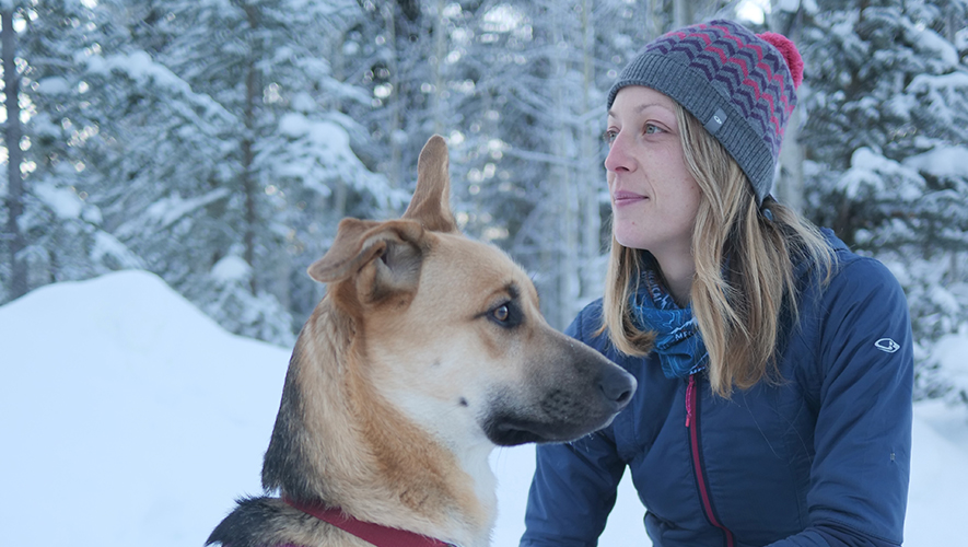 Clémentine Chavanon a travaillé avec le refuge d’animaux de Whitehorse. « J’appliquais les méthodes que j’apprenais. J’aidais ensuite les nouveaux adoptants et adoptantes, je leur offrais des séances gratuites pour me former. [...] Lorsque j’ai eu fini ma formation, j’ai monté mon entreprise. » &mdash; Photo : Fournie