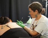 La tatoueuse Sarah Whalen Lunn &mdash; Photo : Gwendoline Le Bomin