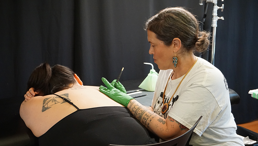 La tatoueuse Sarah Whalen Lunn &mdash; Photo : Gwendoline Le Bomin