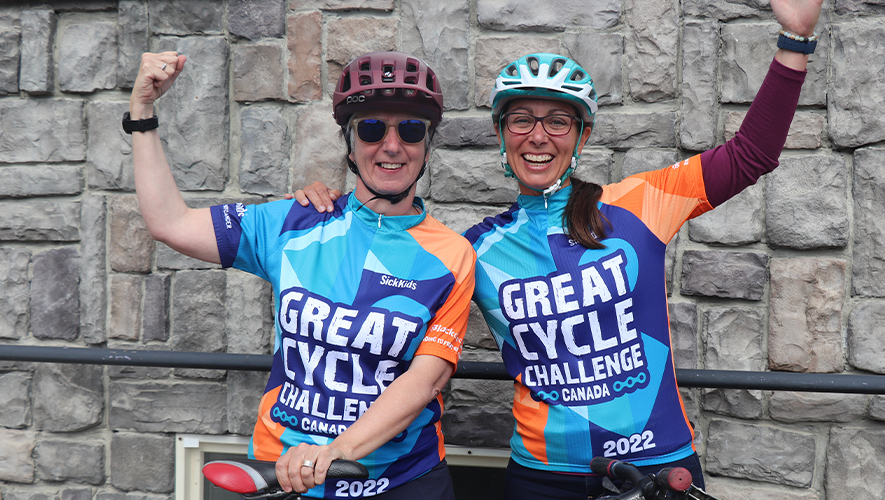 Isabelle Salesse (à gauche) a participé plusieurs fois au Great Cycle Challenge pour ammasser des fonds pour la recherche contre les cancers touchant les enfants. En 2022, Edith Bélanger l'a accompagnée lors de ce défi. &mdash; Photo : Fournie