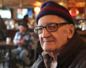 Jim Robb a plusieurs endroits favoris en ville. Le Gold Pan Saloon à Whitehorse est l'un d'entre eux. &mdash; Photo : Maryne Dumaine
