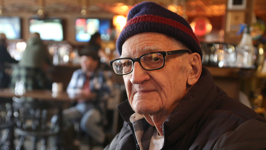 Jim Robb a plusieurs endroits favoris en ville. Le Gold Pan Saloon à Whitehorse est l'un d'entre eux. &mdash; Photo : Maryne Dumaine