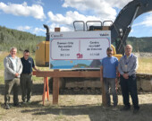 Plusieurs représentants étaient présents à la conférence de presse pour lancer la construction du nouveau centre récréatif. (De gauche à droite : Mike Pemberton, premier ministre du Yukon, Peter Menzies, président du groupe consultatif communautaire, Hähkè Darren Taylor, chef de la Première Nation des Tr’ondëk Hwëch’in, et Stephen Johnson, maire de Dawson). &mdash; Photo : Gwendoline Le Bomin