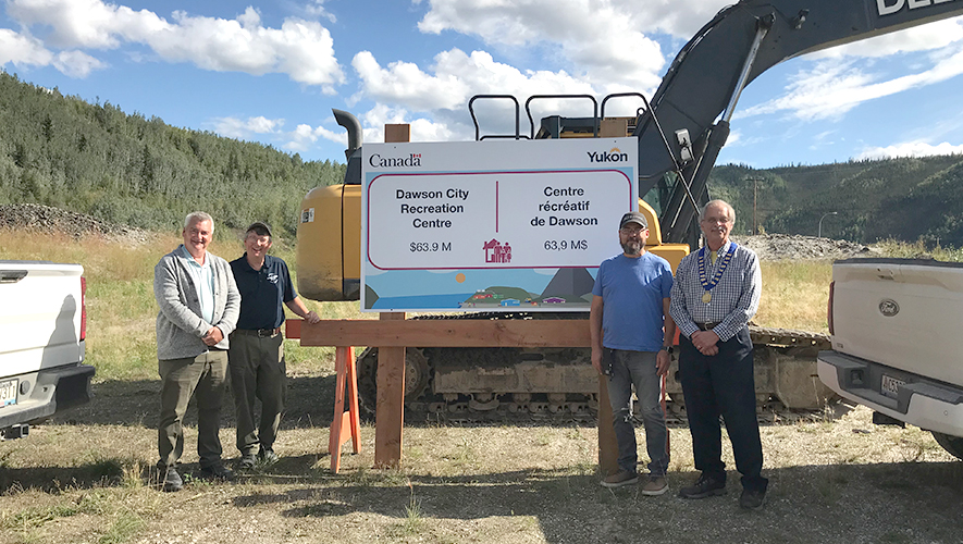 Plusieurs représentants étaient présents à la conférence de presse pour lancer la construction du nouveau centre récréatif. (De gauche à droite : Mike Pemberton, premier ministre du Yukon, Peter Menzies, président du groupe consultatif communautaire, Hähkè Darren Taylor, chef de la Première Nation des Tr’ondëk Hwëch’in, et Stephen Johnson, maire de Dawson). &mdash; Photo : Gwendoline Le Bomin