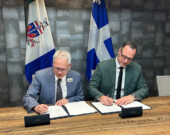 Une entente a été signée en juin dernier par John Streicker, ministre du Yukon responsable de la Direction des services en français, et Jean-François Roberge, ministre du Québec responsable de la Francophonie canadienne. Dans le cadre de l’accord, chacun des gouvernements continuera de verser annuellement 50 000 $ pour appuyer des projets qui bénéficient à la communauté franco-yukonnaise. &mdash; Photo : Gouvernement du Yukon  