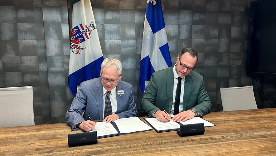 Une entente a été signée en juin dernier par John Streicker, ministre du Yukon responsable de la Direction des services en français, et Jean-François Roberge, ministre du Québec responsable de la Francophonie canadienne. Dans le cadre de l’accord, chacun des gouvernements continuera de verser annuellement 50 000 $ pour appuyer des projets qui bénéficient à la communauté franco-yukonnaise. &mdash; Photo : Gouvernement du Yukon  