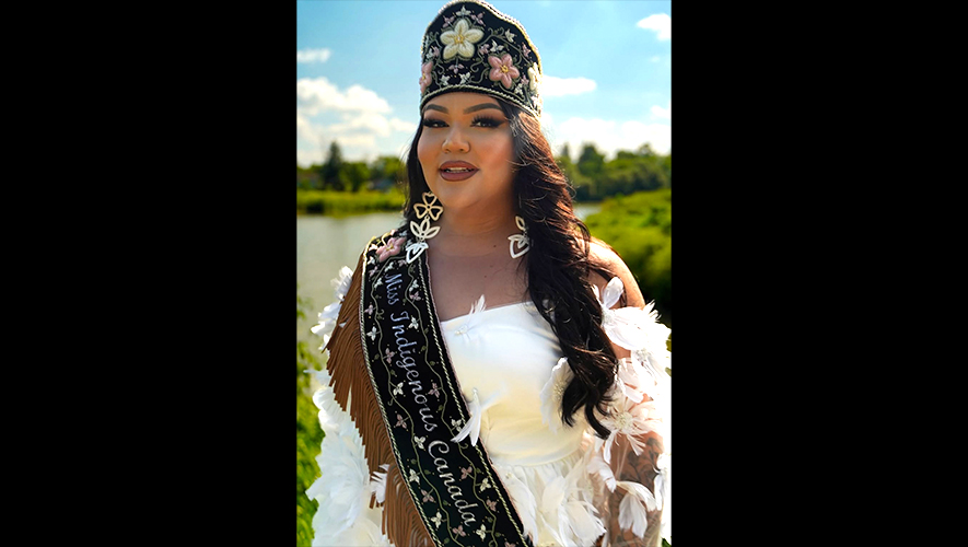 Gena Boubard a reçu le titre de Miss autochtone Canada 2025, marquant une victoire historique pour la représentation des personnes bispirituelles. &mdash; Photo : Taylre Media