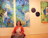 Marie-Hélène Comeau pose devant son autoportrait, fait sur un diptyque (un tableau fait de deux panneaux).  &mdash; Photo : Maryne Dumaine
