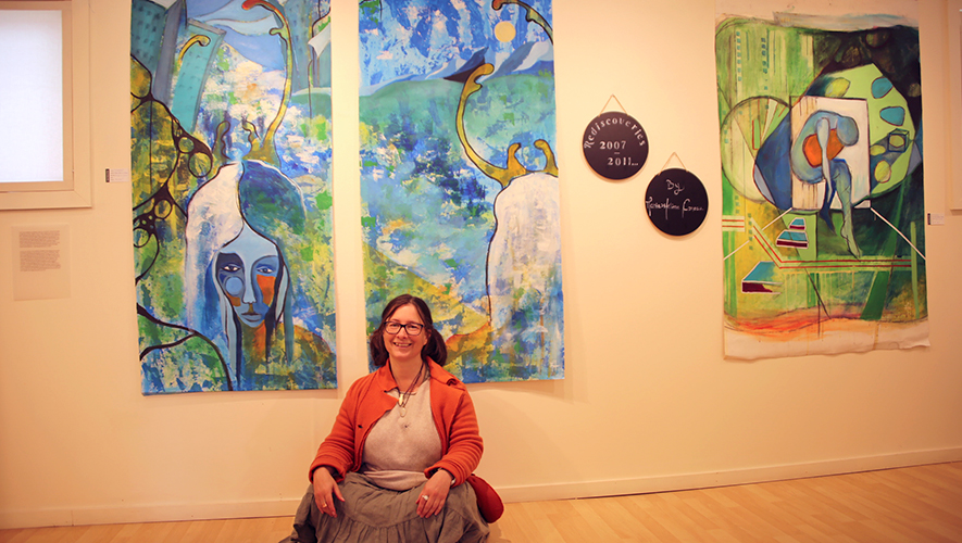 Marie-Hélène Comeau pose devant son autoportrait, fait sur un diptyque (un tableau fait de deux panneaux).  &mdash; Photo : Maryne Dumaine