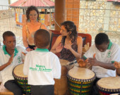 Lors de son séjour à Dzodze, au Ghana, Dorothy Williams a appris à mêler percussions, chant et danse. Au total, une trentaine de personnes du corps enseignant ont suivi cette formation. &mdash; Photo : Fournie