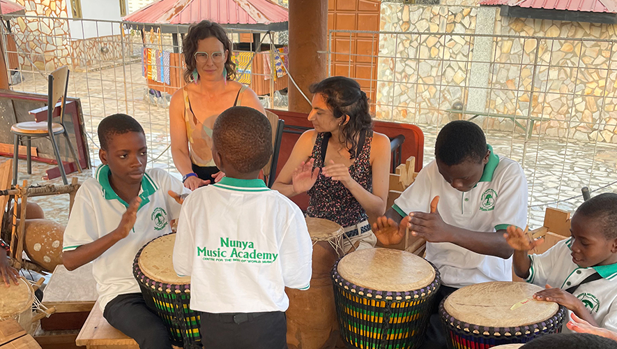 Lors de son séjour à Dzodze, au Ghana, Dorothy Williams a appris à mêler percussions, chant et danse. Au total, une trentaine de personnes du corps enseignant ont suivi cette formation. &mdash; Photo : Fournie
